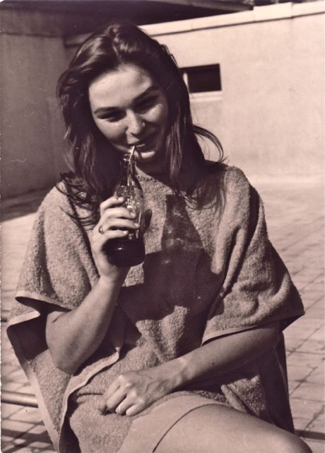 De achterkant van deze foto waarop staat dat ik haar hart gestolen had bekijk ik veel. Zelden de faire-part waarin staat dat ze ging trouwen met die stomme loser uit Monaco.